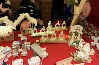 Weihnachtliche Stimmung beim Adventsbasar der Roseggerschule 