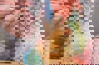 Der Schnee darf mit rein – Kunstunterricht ganz in Weiß und Bunt