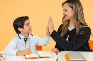 Integrationshelfer:innen und Schulbegleitungen gesucht – Unterstützung im Schulalltag