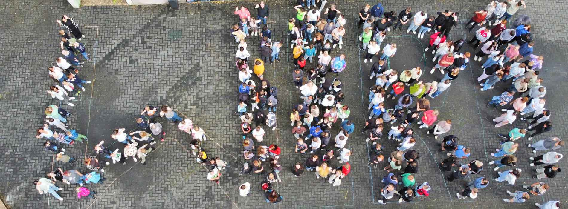 Schüler der Roseggerschule Waldbröl bilden ein 'Wir'